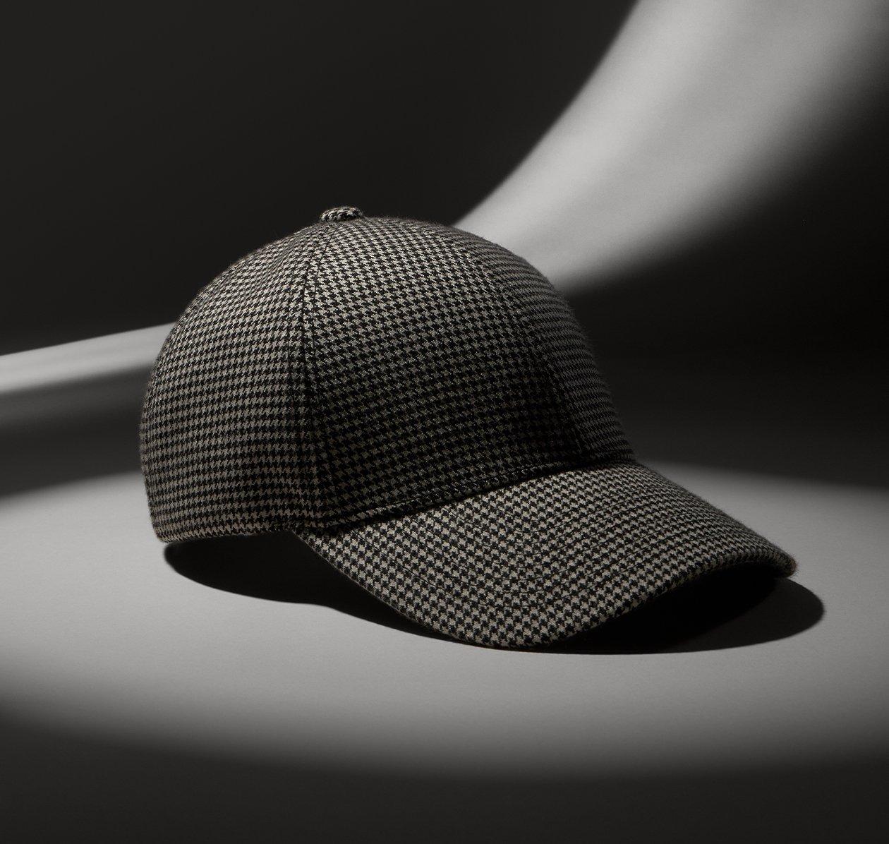 casquette de baseball à carreaux affichée sur fond gris