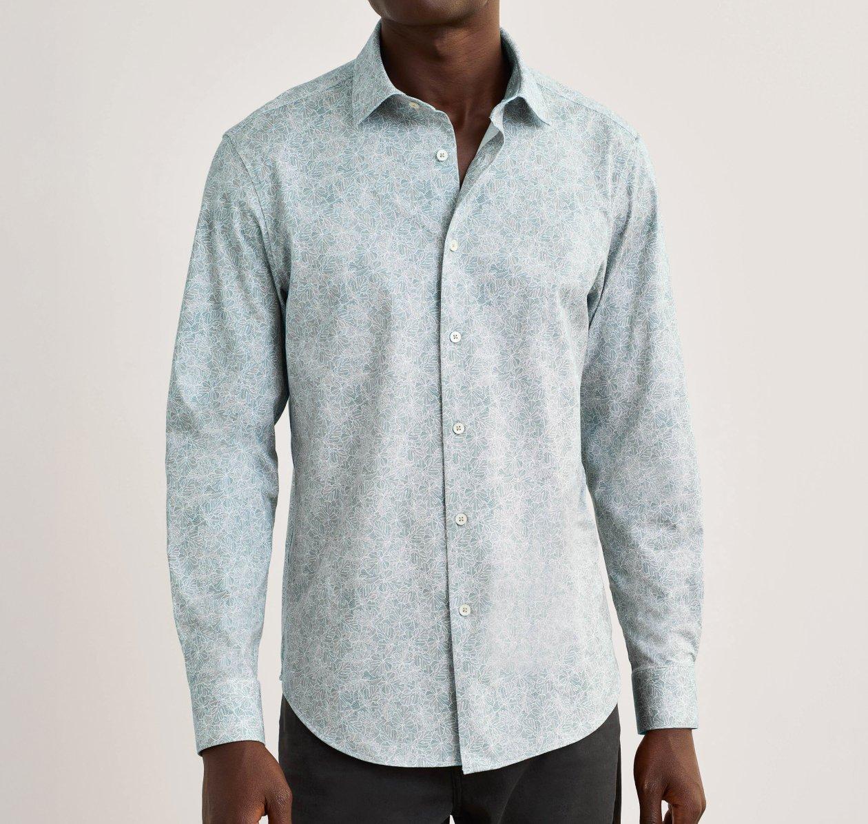 Mannequin homme portant une chemise habillée Bugatchi bleu pâle ajustée