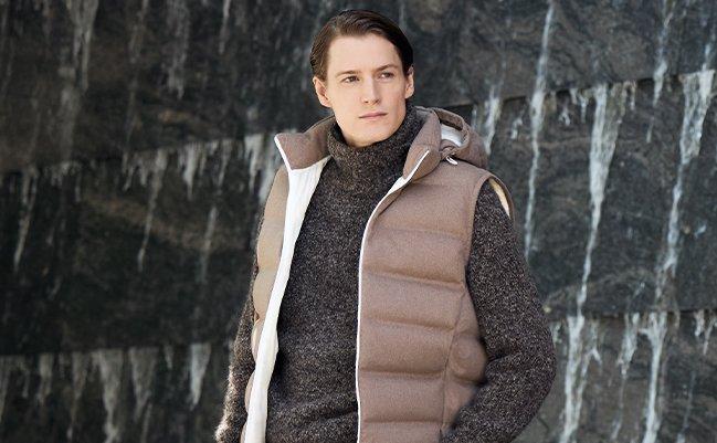 Mannequin masculin portant un gilet brun