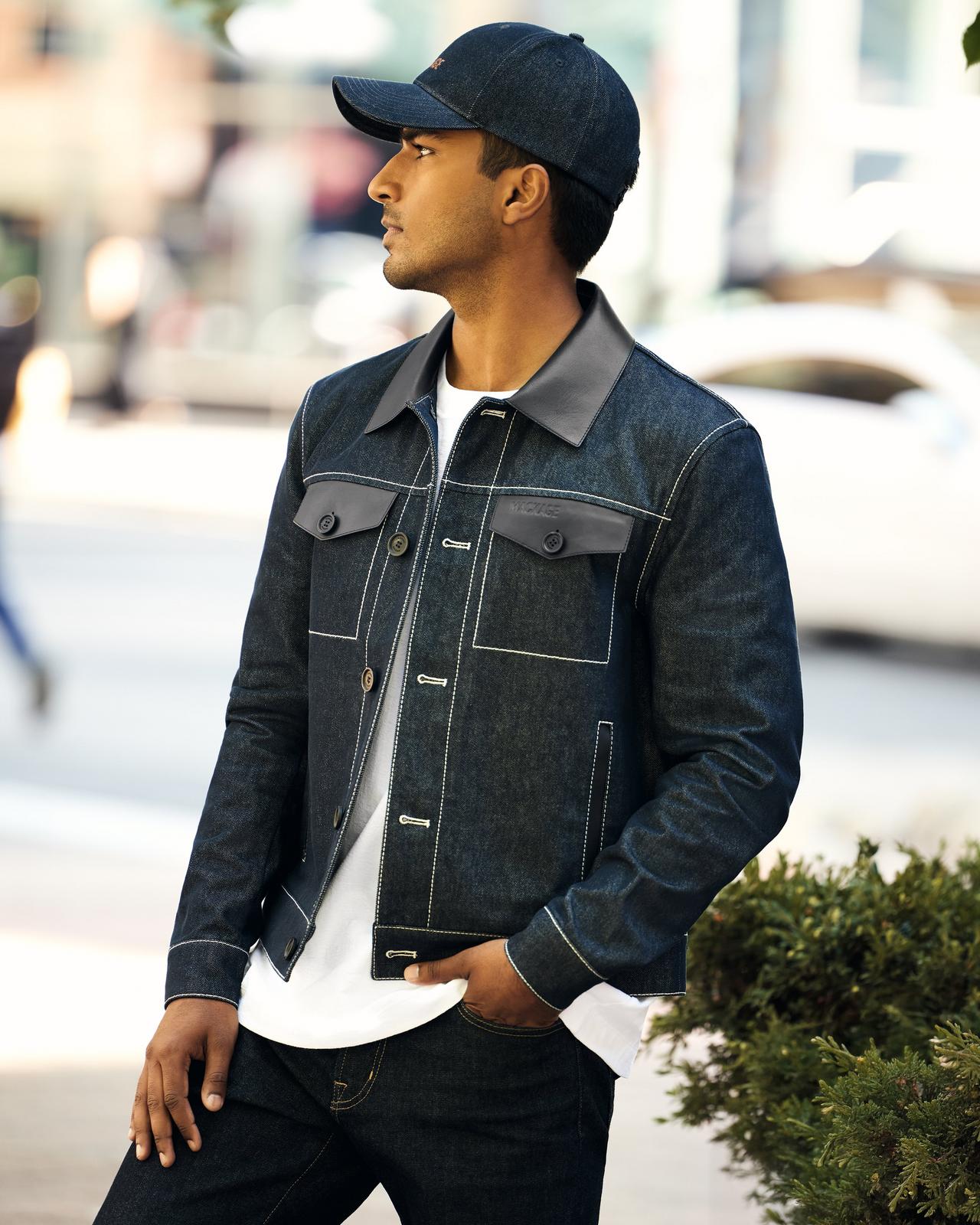 Mannequin masculin portant une veste en denim avec une rue en arrière-plan.