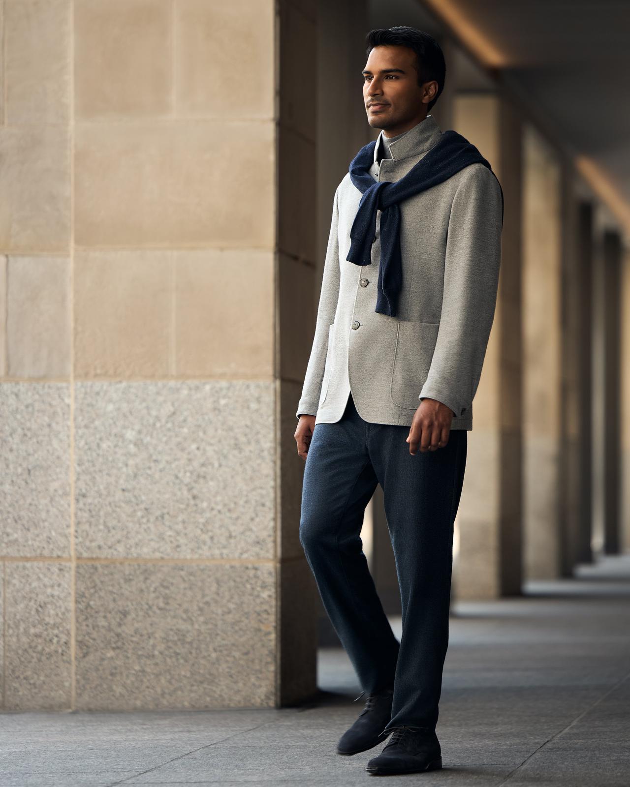 Mannequin masculin portant un chandail en laine marine autour du cou