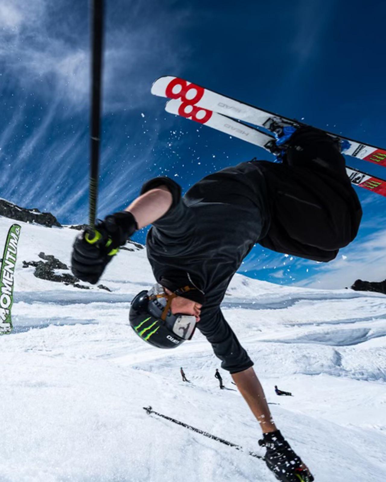 Skieur Evan McEachran sur l'une des meilleures pistes de ski