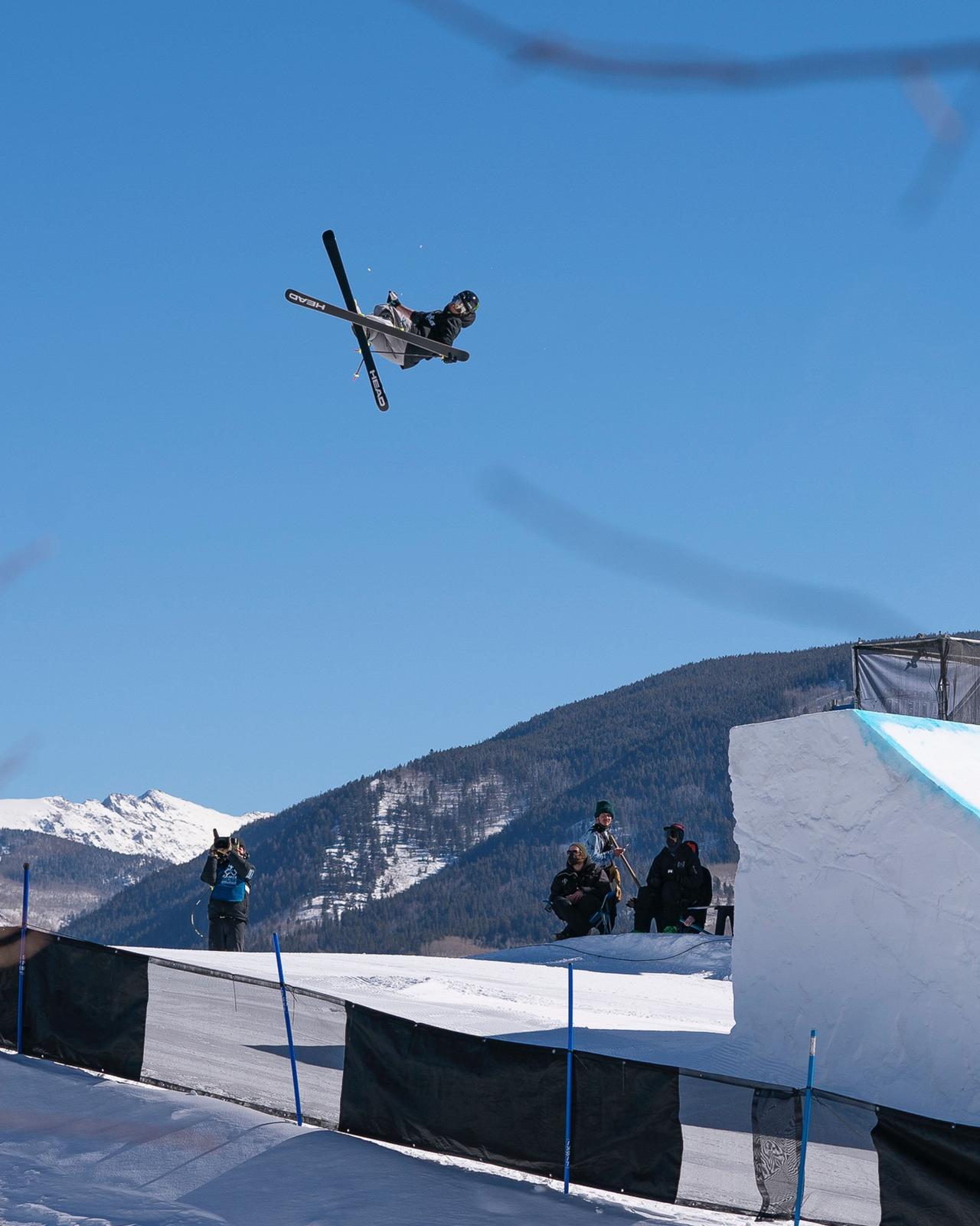 Skieur Evan McEachran sur l'une des meilleures pistes de ski