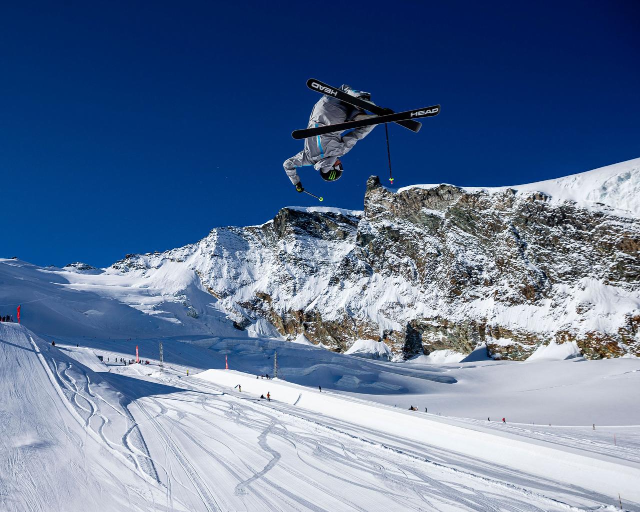 Skieur Evan McEachran sur l'une des meilleures pistes de ski