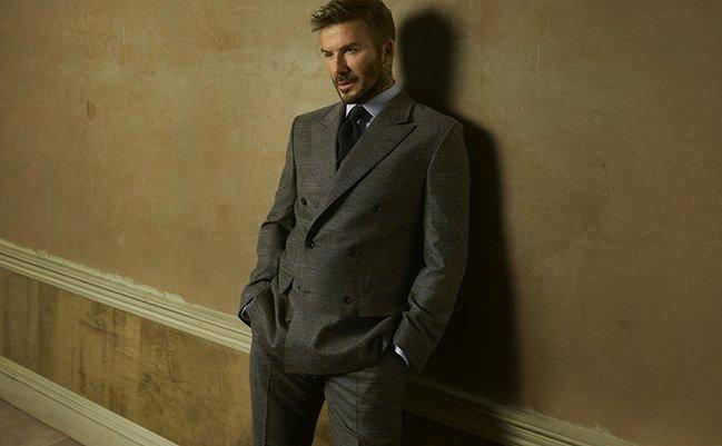 L’athlète David Beckham porte un complet gris sur mesure BECKHAM X BOSS