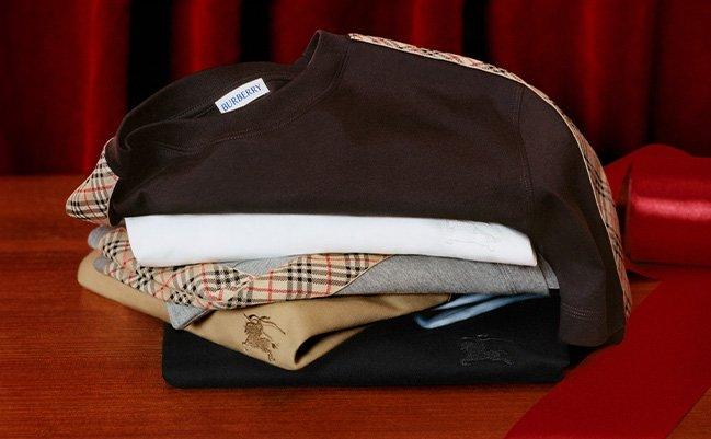 Différents styles de t-shirts sur la nappe rouge