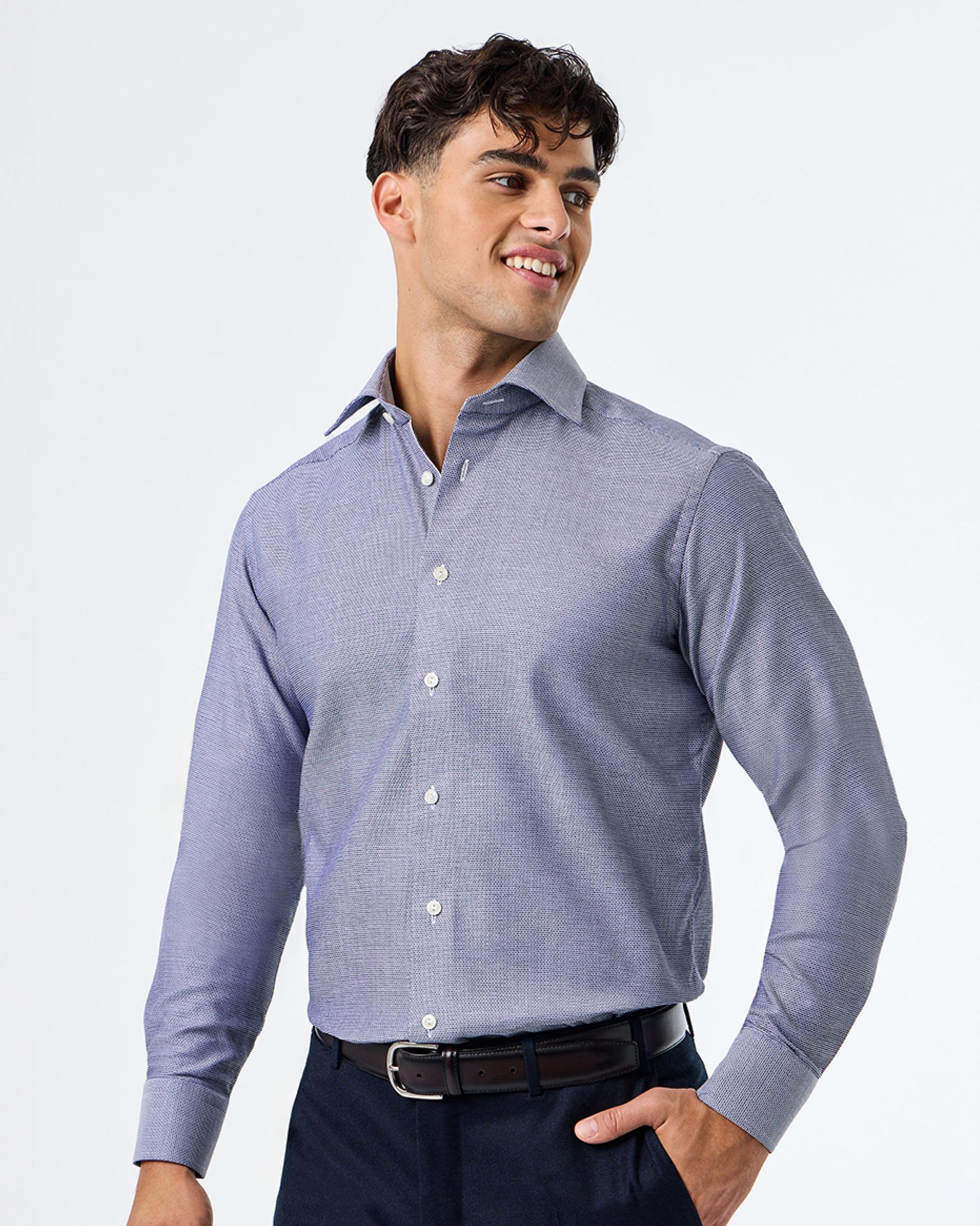 Un mannequin masculin portant une chemise habillée bleue