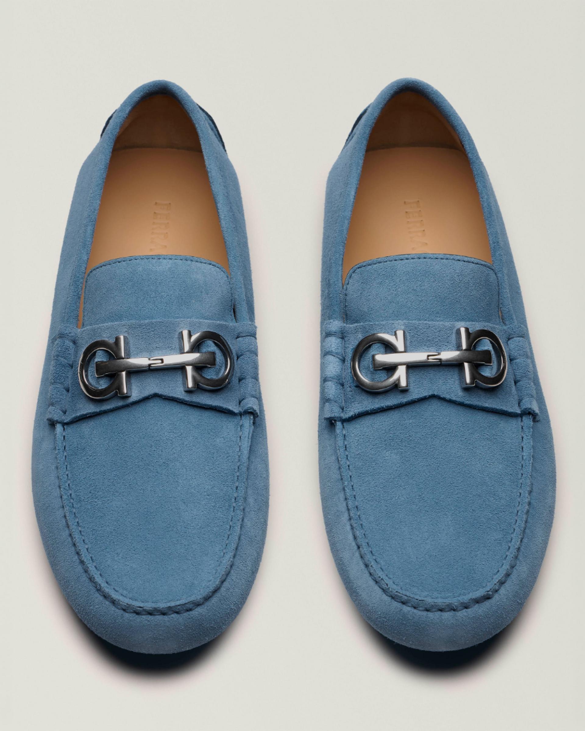 Une paire de mocassins Ferragamo en suède bleu pâle