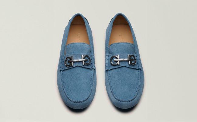 Une paire de mocassins Ferragamo en suède bleu pâle