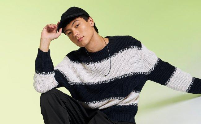 Mannequin homme portant un pull rayé noir et blanc avec chapeau