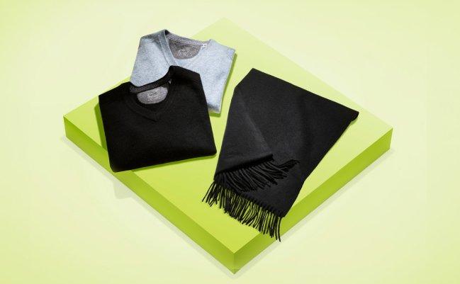 Un assortiment d’idées-cadeaux pour hommes présenté sur un présentoir vert lime