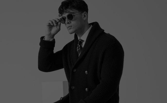 Un mannequin masculin portant un chandail en tricot bleu