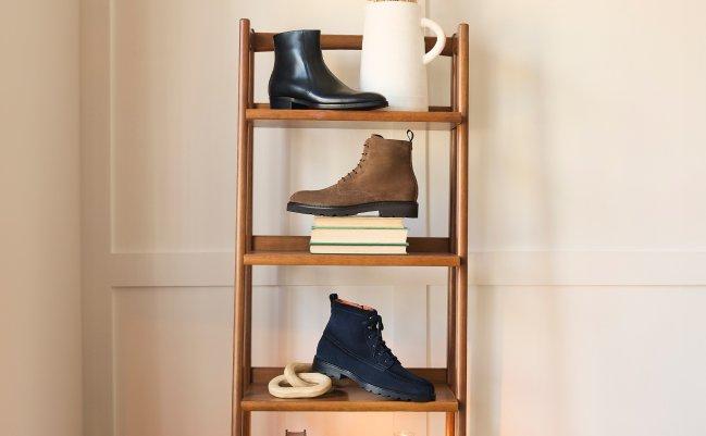 Une paire de bottes brunes