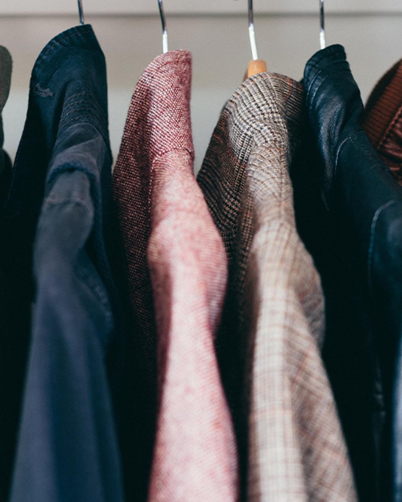 Des experts en style guidant des clients dans leurs choix de vêtements chez Harry Rosen