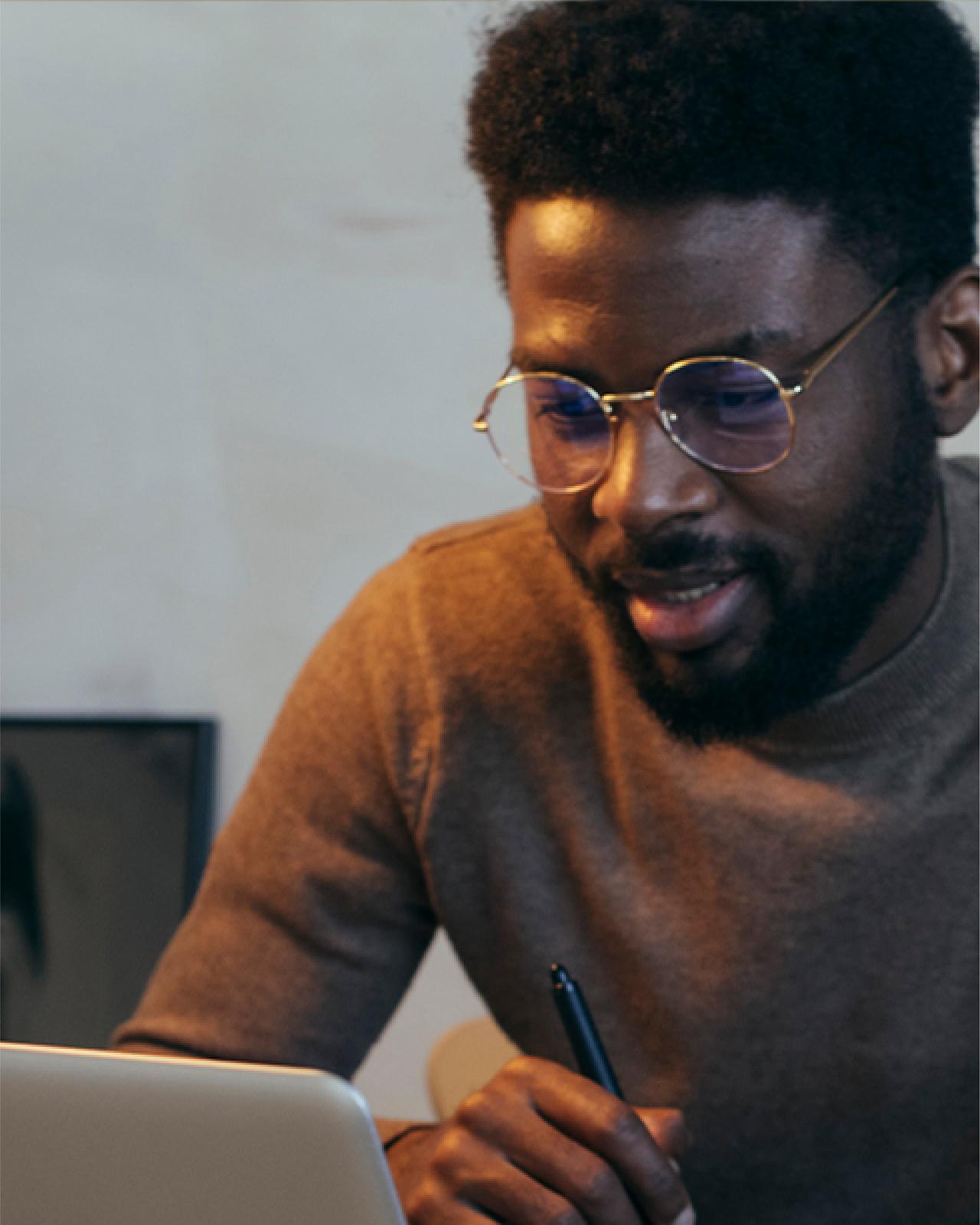 Des experts en style guidant des clients dans leurs choix de vêtements chez Harry Rosen