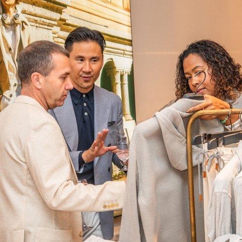 Des experts en style guidant des clients dans leurs choix de vêtements chez Harry Rosen.