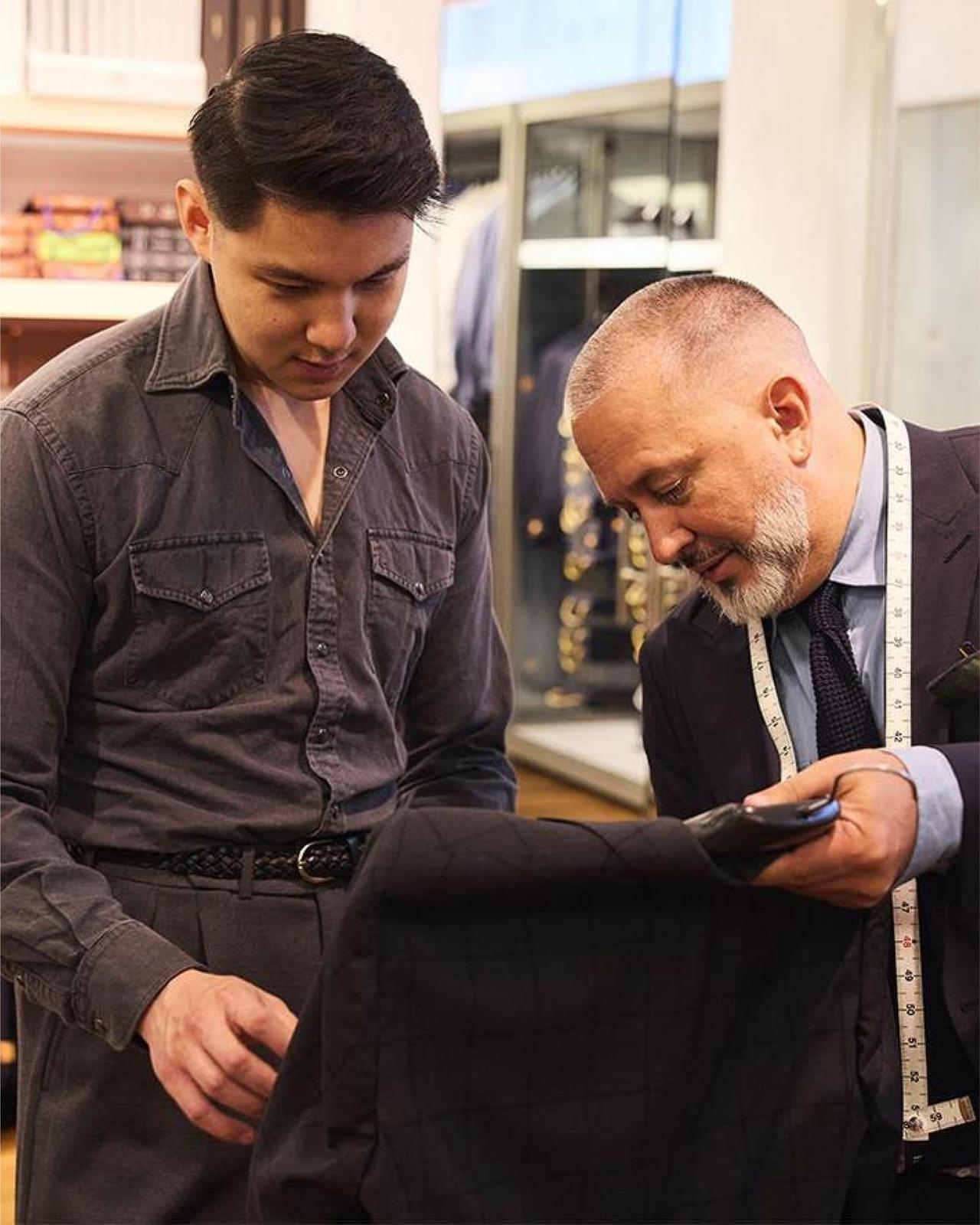 Des experts en style guidant des clients dans leurs choix de vêtements chez Harry Rosen