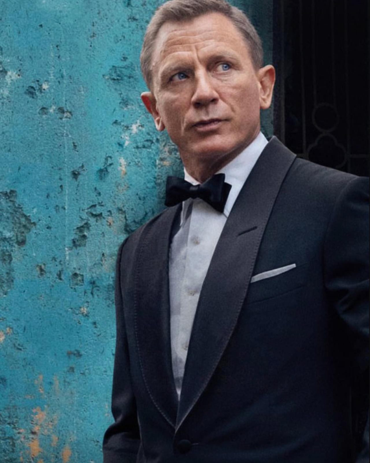 James Bond de la série de films James Bond, portant un smoking noir et un nœud papillon