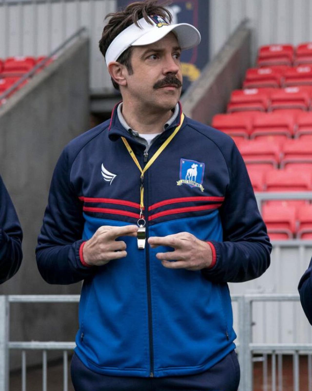 Ted Lasso de la série télé Ted Lasso, portant un survêtement bleu et rouge