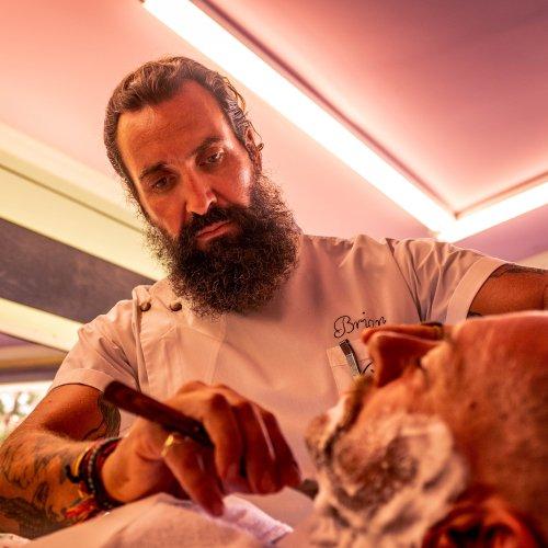Brian Hurson en train de tailler la barbe d’un client