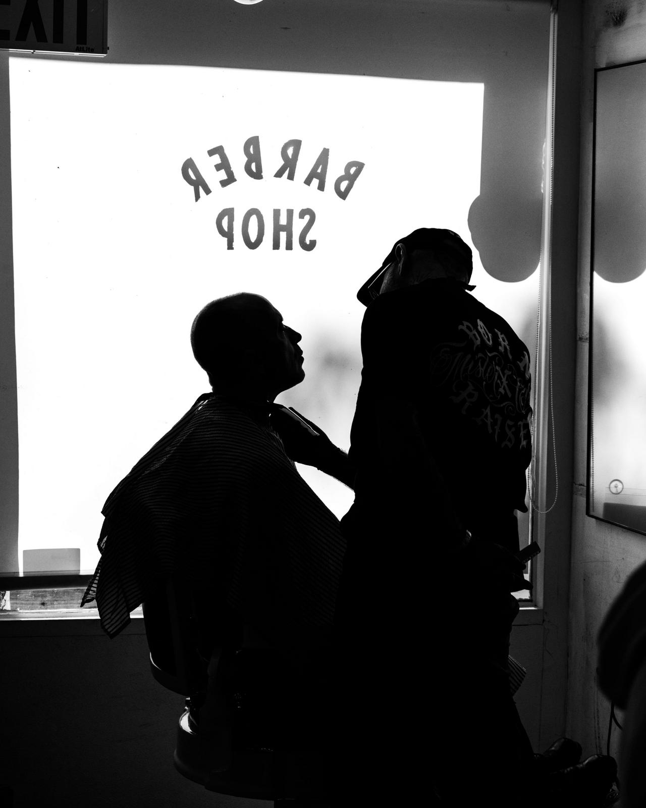 Le barbier examinant la barbe du client