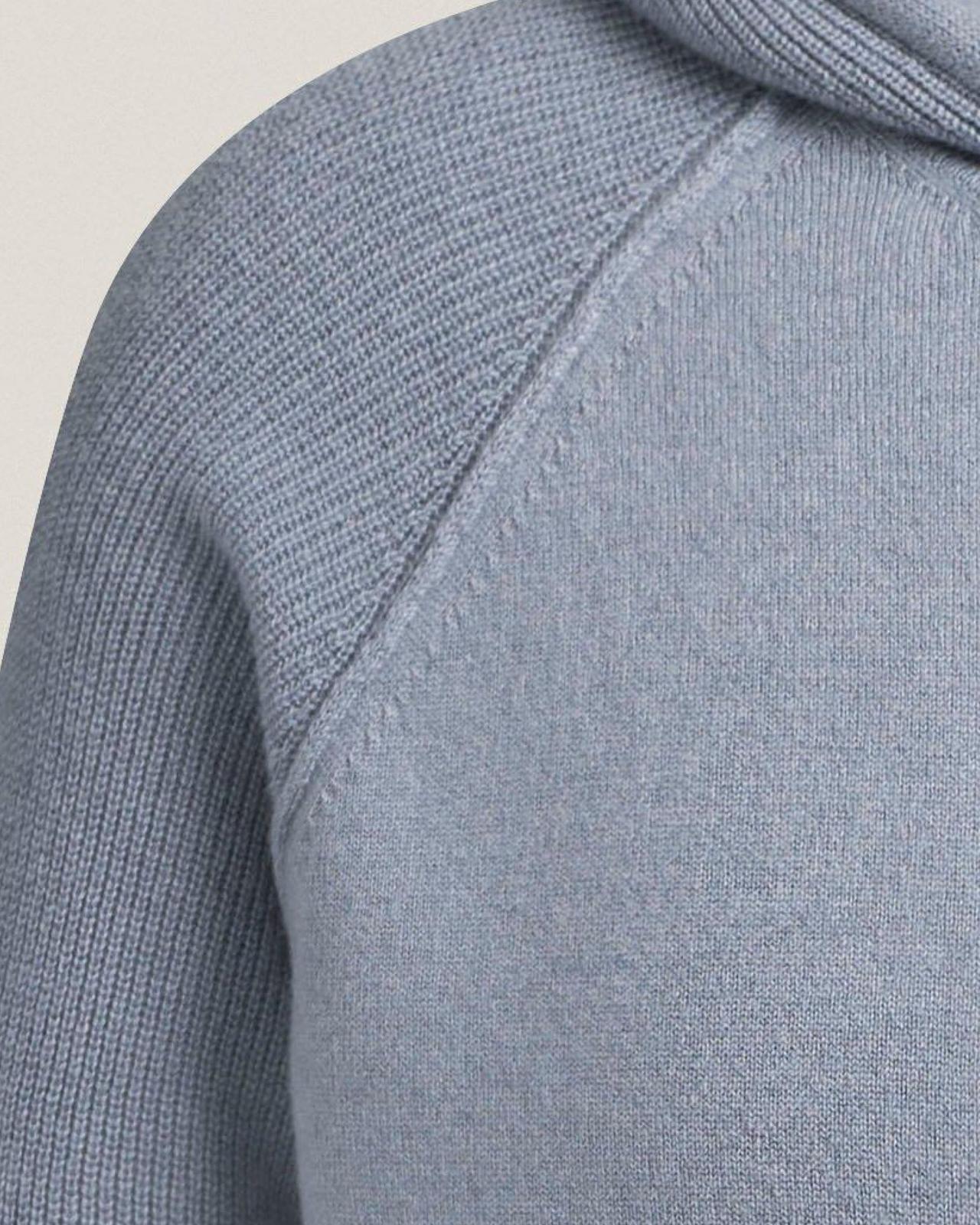 Un tissu de chandail en cachemire gris pâle.