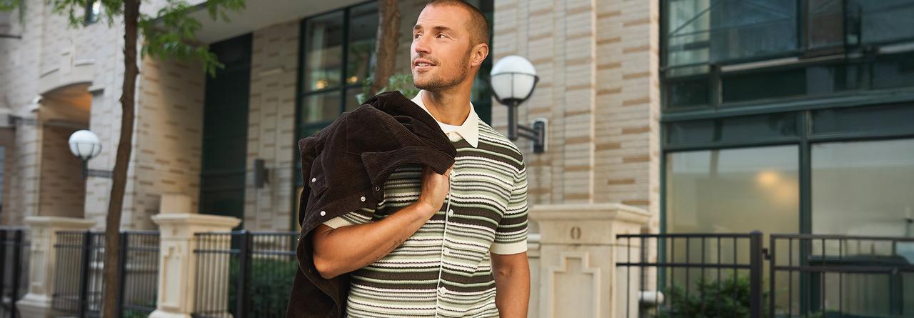 Un homme portant une chemise à manches courtes NN07 avec une veste noire