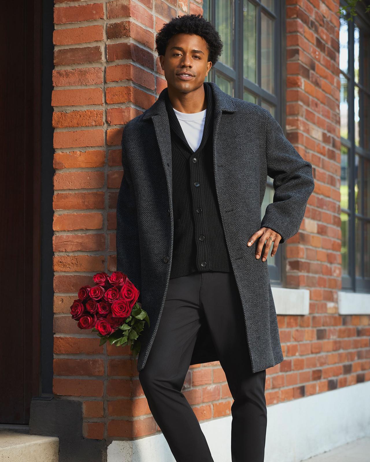 Homme portant un manteau noir 