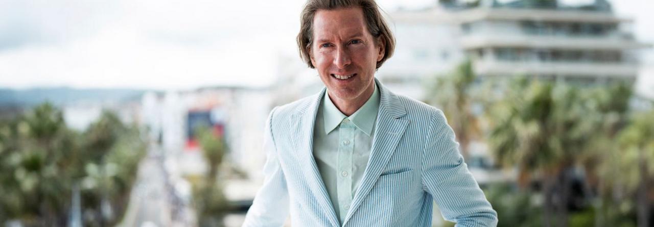 Wes Anderson portant un complet bleu sarcelle ajusté