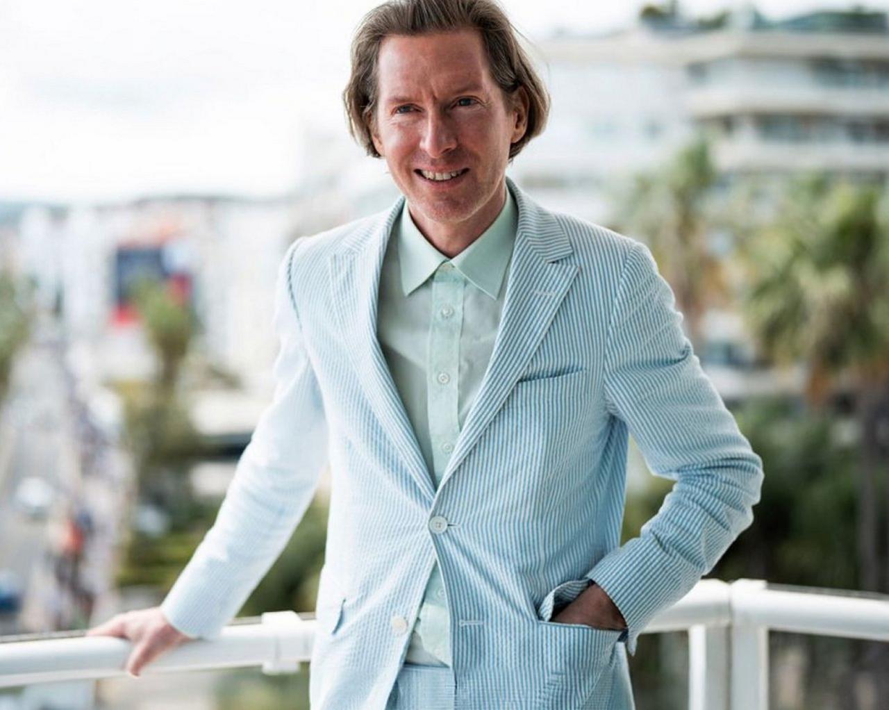 Wes Anderson portant un complet bleu sarcelle ajusté