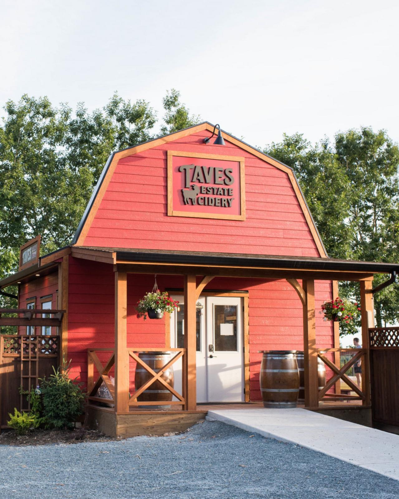 Bâtiment rouge de style grange du Taves Estate Cidery