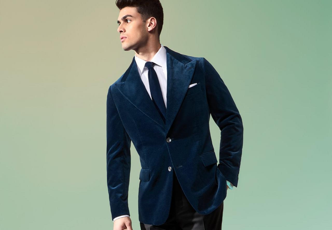 Mannequin masculin portant un costume bleu