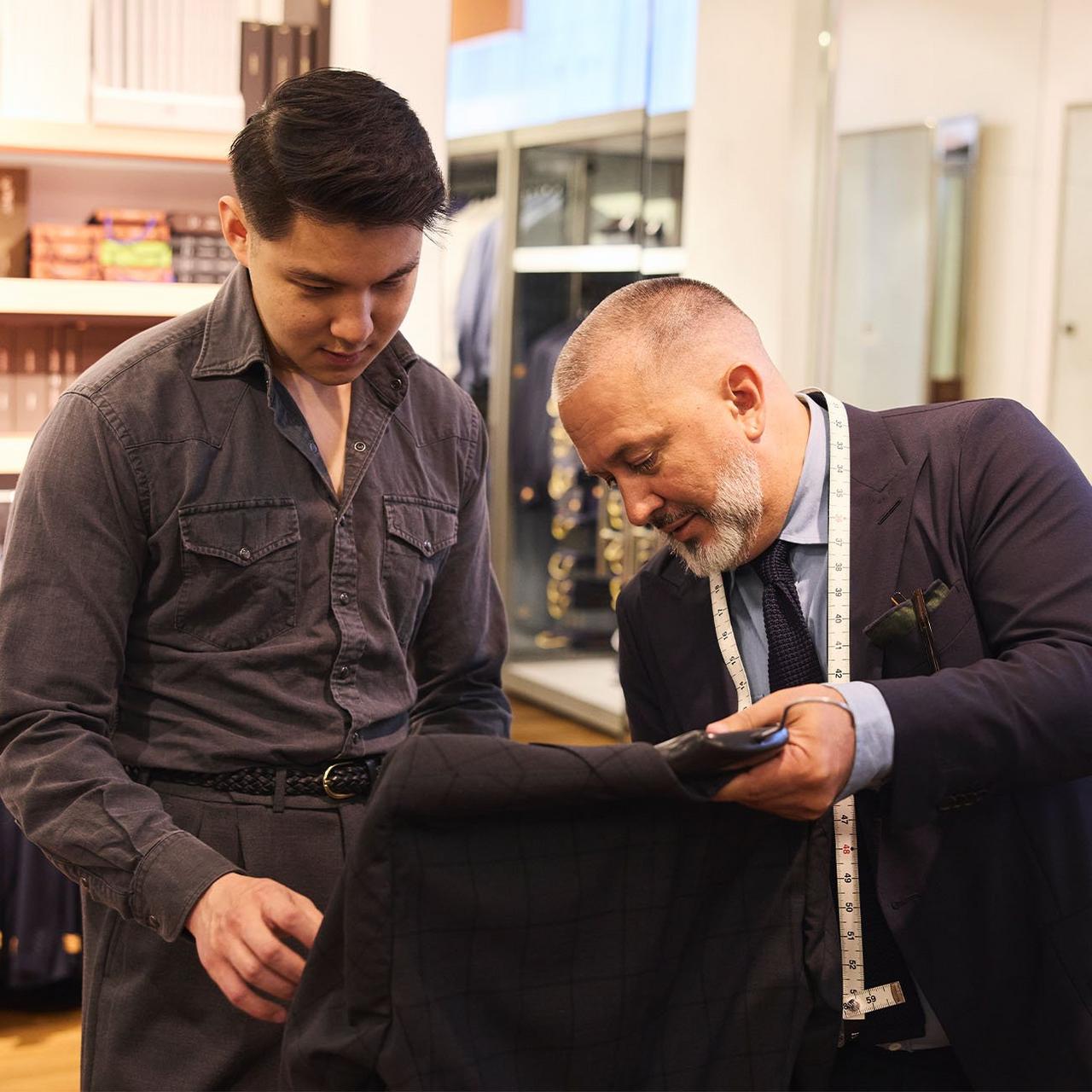 Conseiller en style aidant un client à choisir une veste sport
