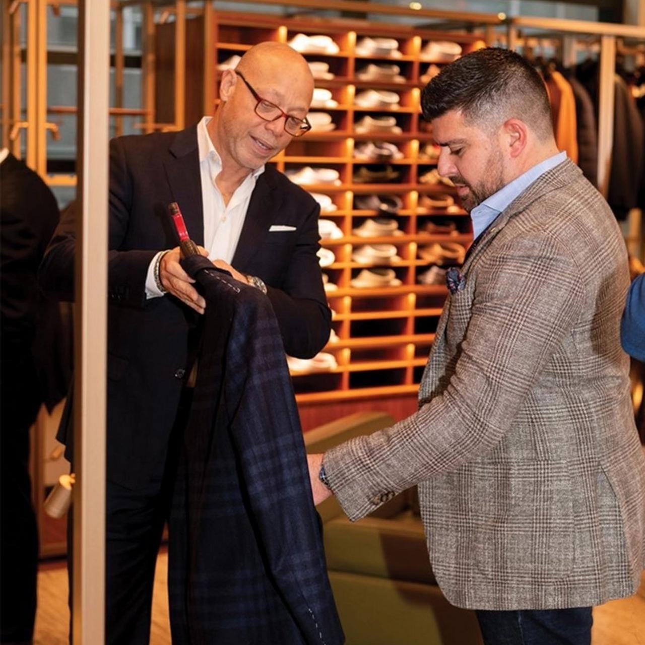 Conseiller en style aidant un client à choisir une veste sport