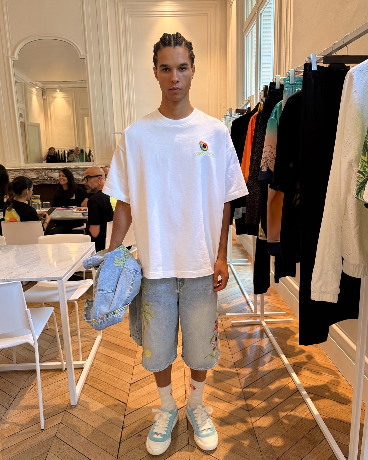 modèle portant un t-shirt blanc oversize