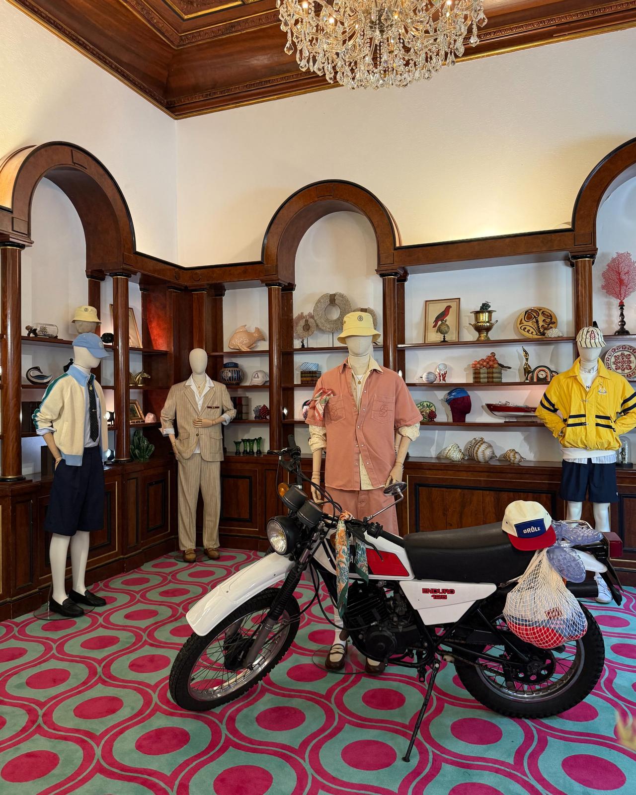 Showroom à Casablanca avec quelques mannequins et une moto