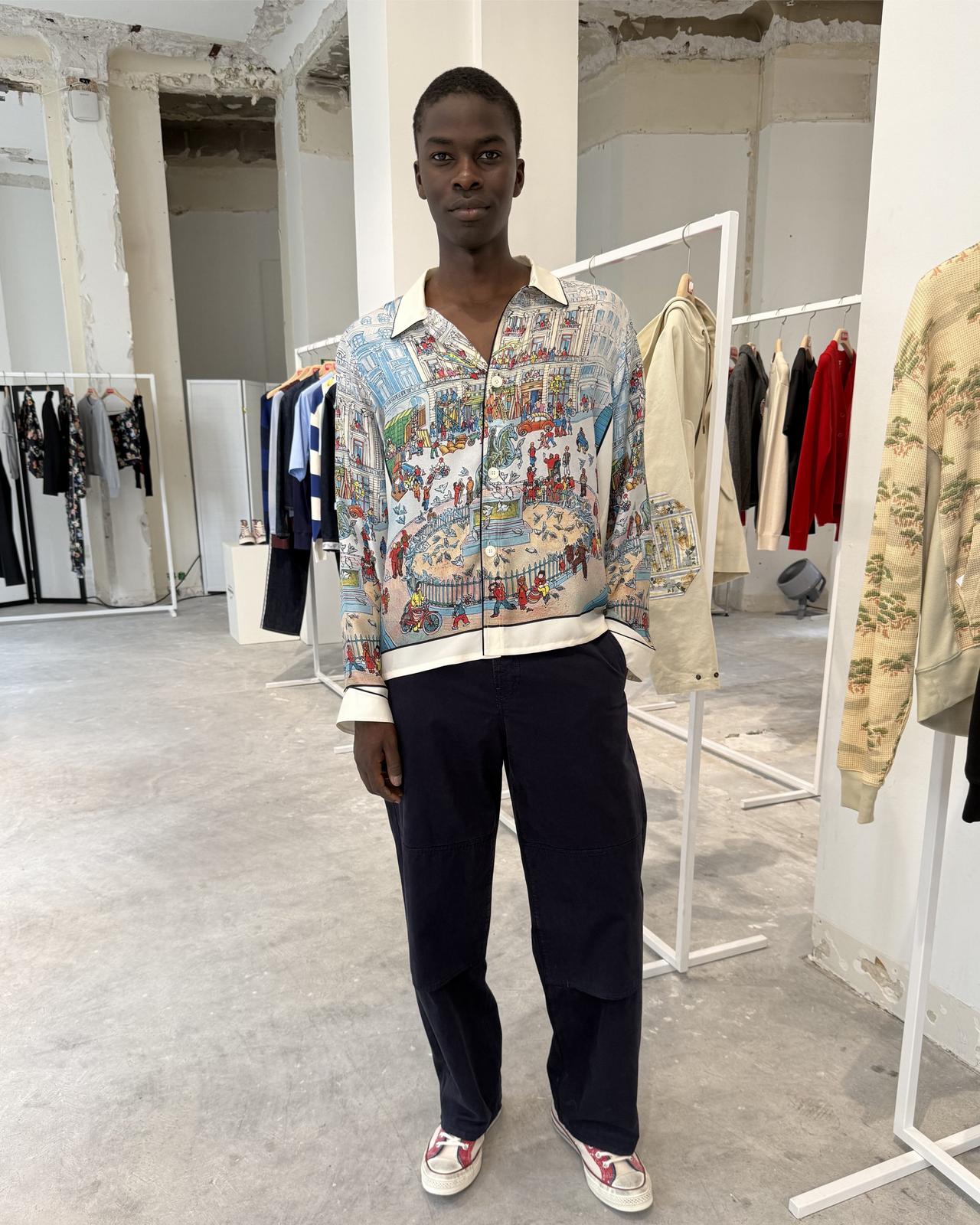 une chemise en soie ornée d’une illustration de la place