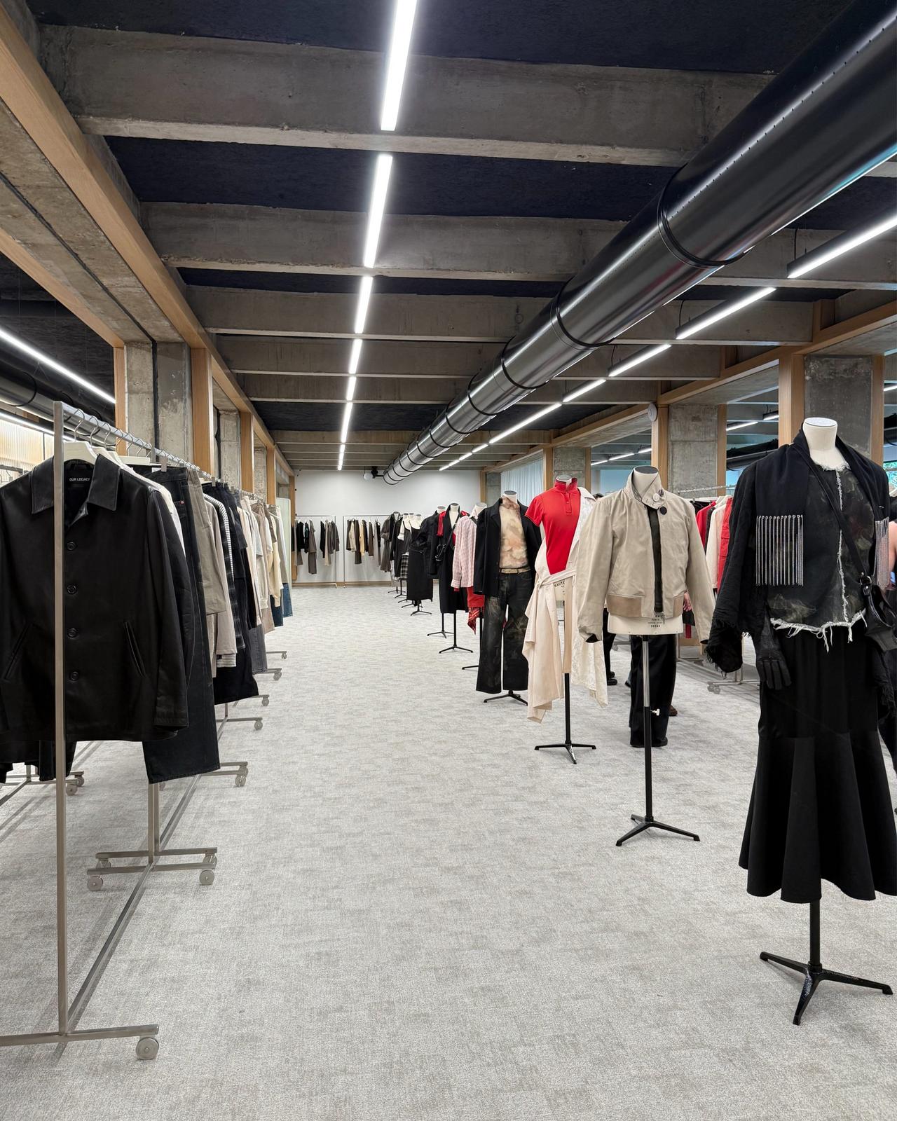 Le showroom de Legacy présentant des collections de vêtements