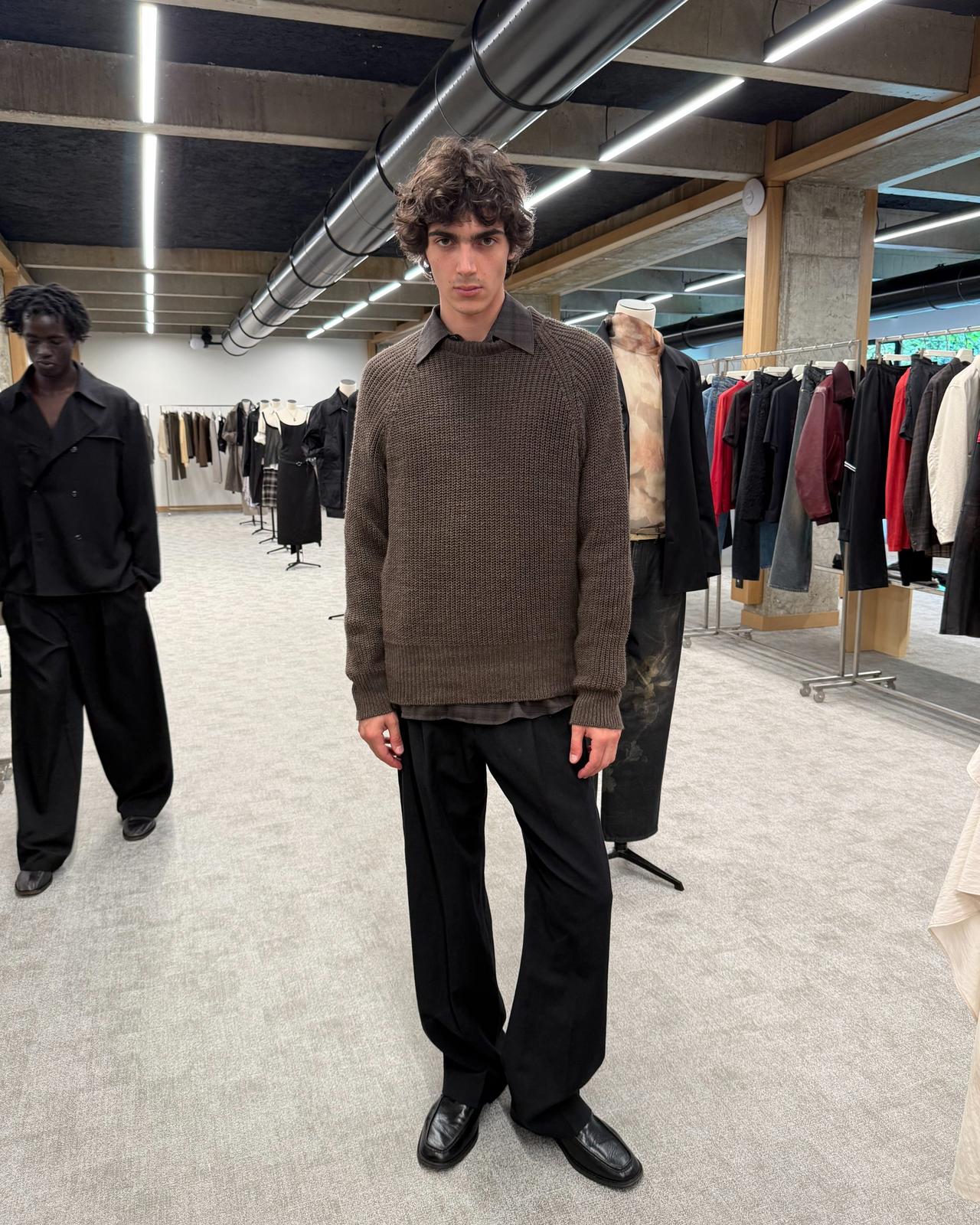 Mannequin portant une collection vintage aux silhouettes modernes