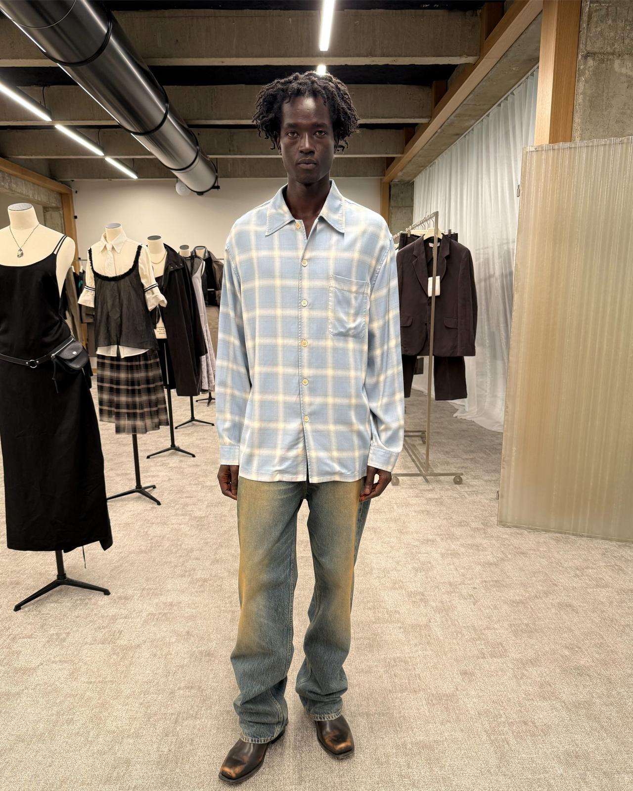 modèle portant des bottes carrées style camion et un denim délavé