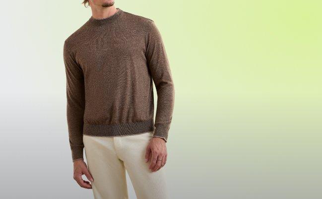 Homme portant un chandail ras du cou en laine mérinos brun de Paul & Shark avec un pantalon crème, Hero Banner, collection A/H26