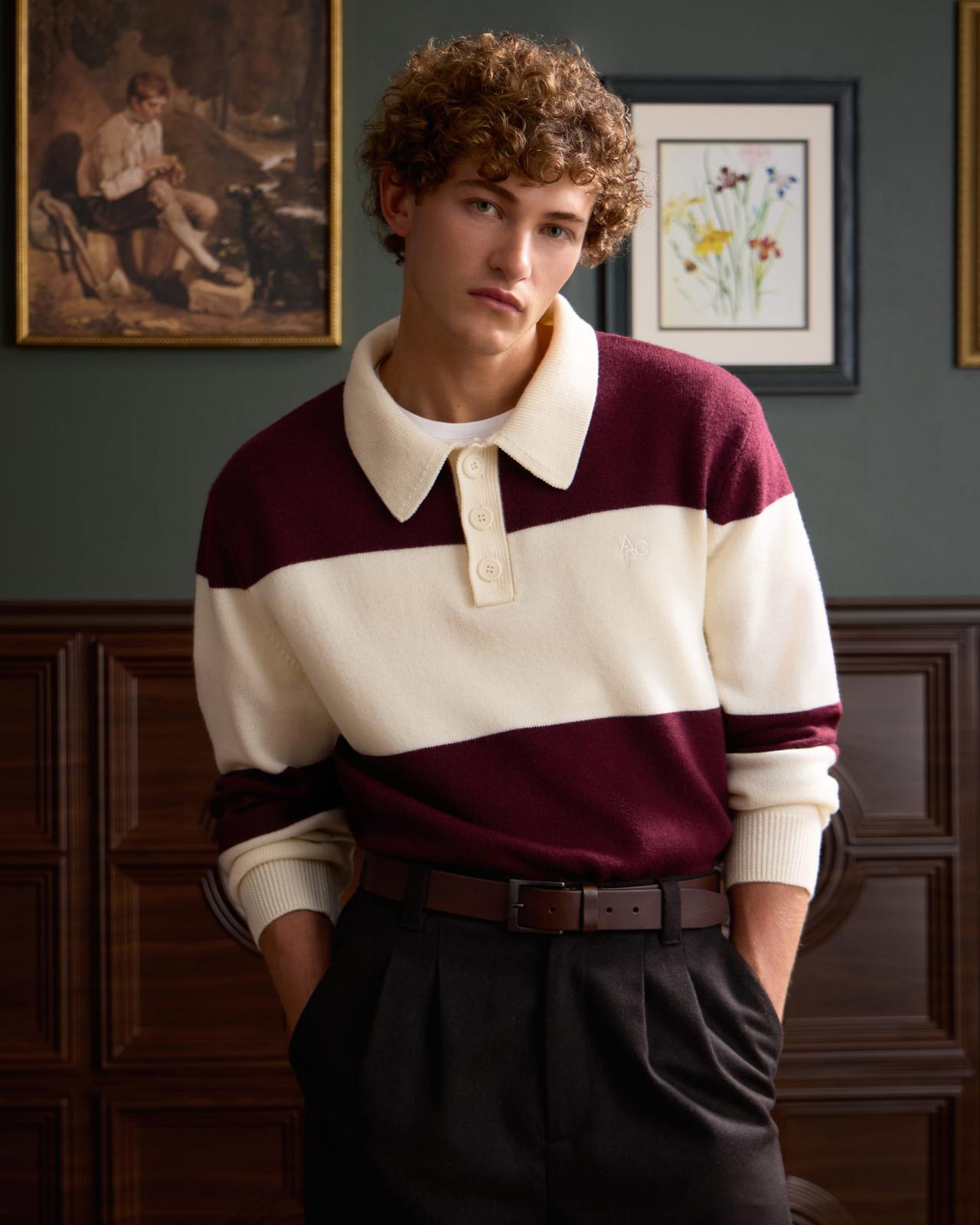 Mannequin portant un polo en maille au design bicolore