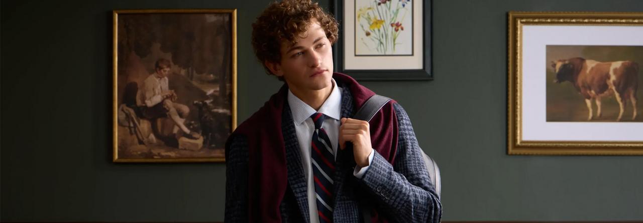 mannequin en uniforme scolaire avec un pull bordeaux drapé