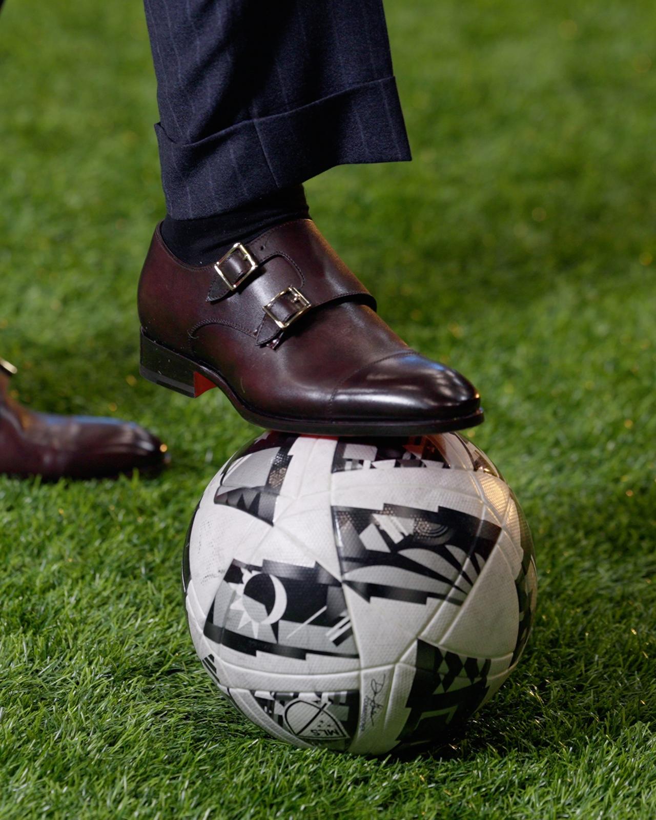 Sebastian Giovinco portant un costume et des chaussures de ville