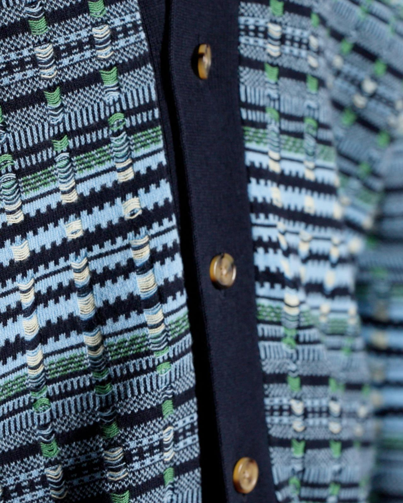 gros plan d’un mannequin portant un cardigan à col en V à rayures multicolores