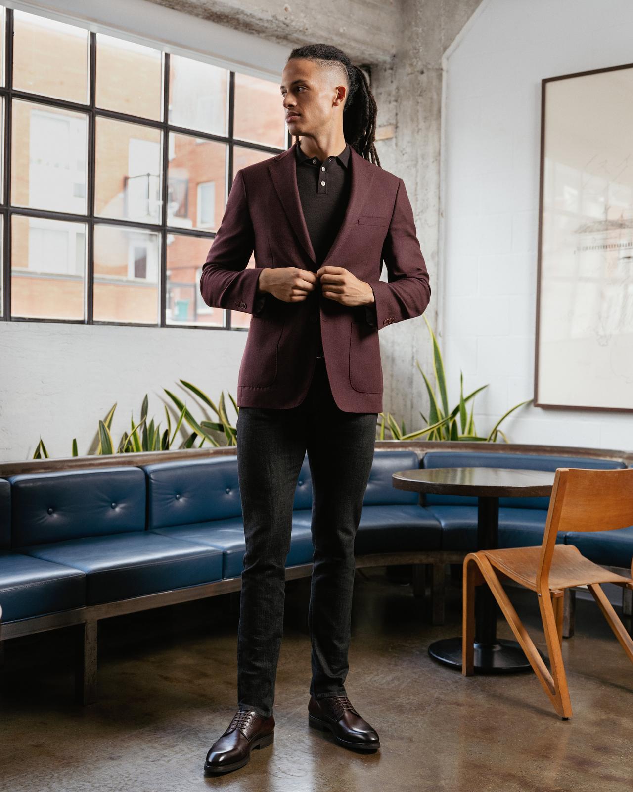 modèle masculin dans un café portant un costume