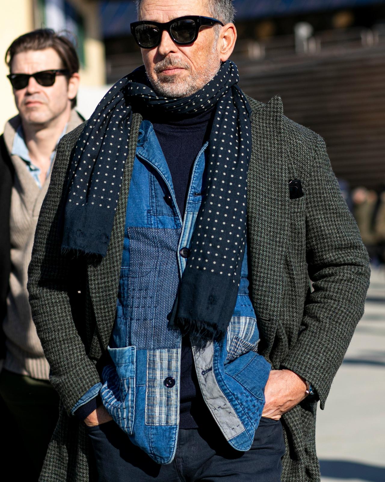 Homme portant une tenue superposée avec une écharpe à motifs