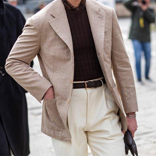 Un mannequin masculin marchant dans la ville, adoptant le style street style de Pitti Uomo