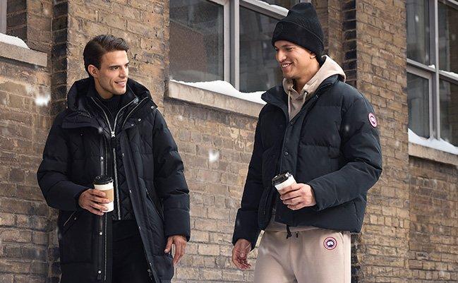 Un homme portant une veste noire avec un pantalon de jogging noir