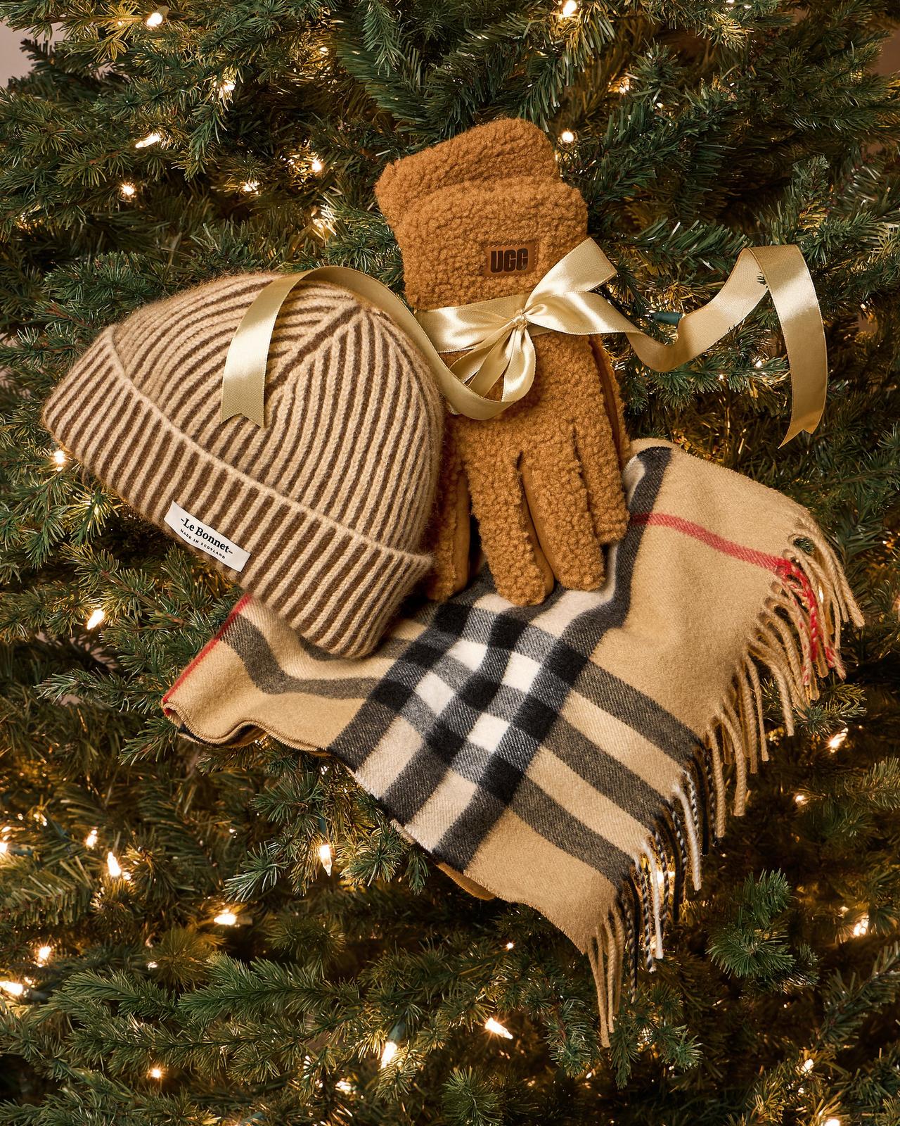 Un chapeau, une écharpe et une paire de gants griffés ornant un arbre des Fêtes